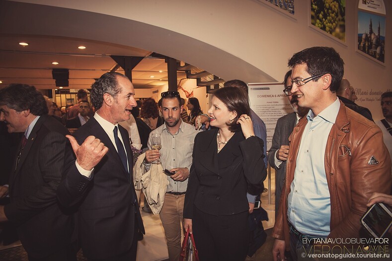 На выставке можно встретить знаменитых политиков и также Президента Региона Венето:-)