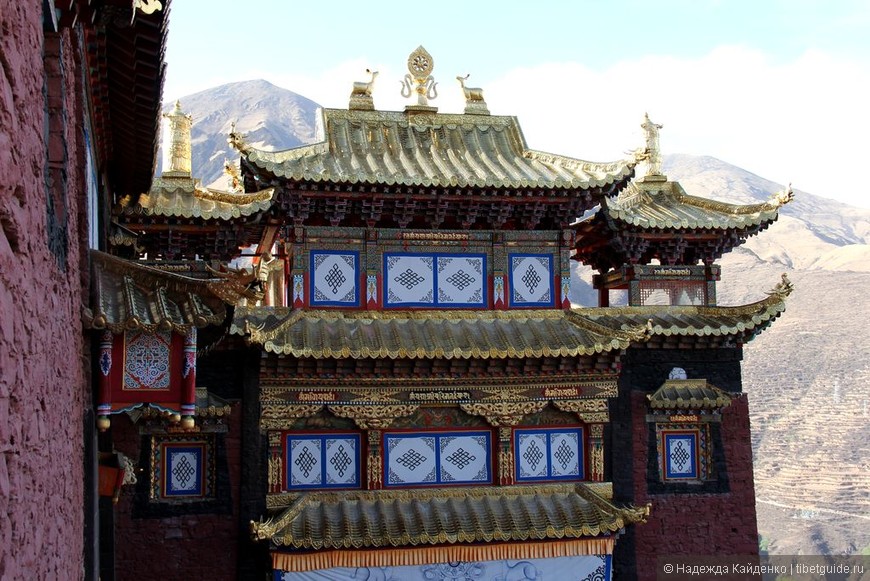 Павильон Падмасамбхавы (Гуру Римпоче).
В монастыре изучается школа ньингма тибетского буддизма.