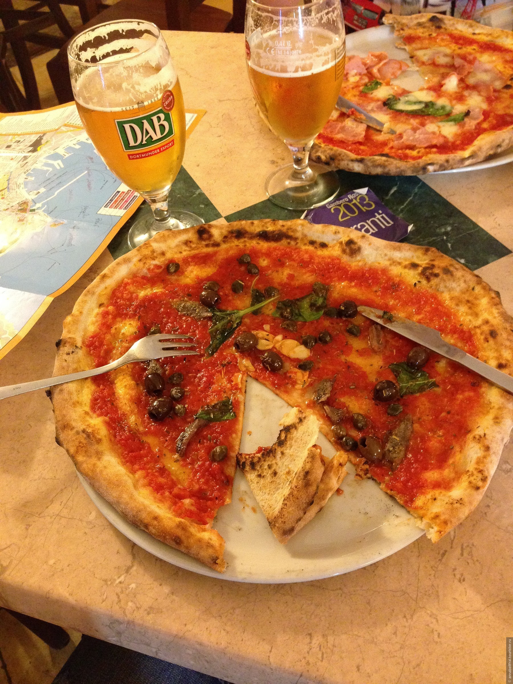 Пицца махачкала телефон. Италия пицца. Настоящая итальянская пицца. Пиццерия в Италии на улице. Пицца в Италии на юге.