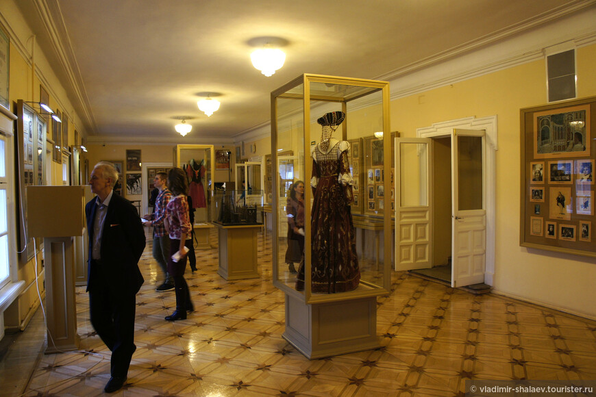 Музей театра, в котором представлены костюмы артистов, макеты декораций к операм... 