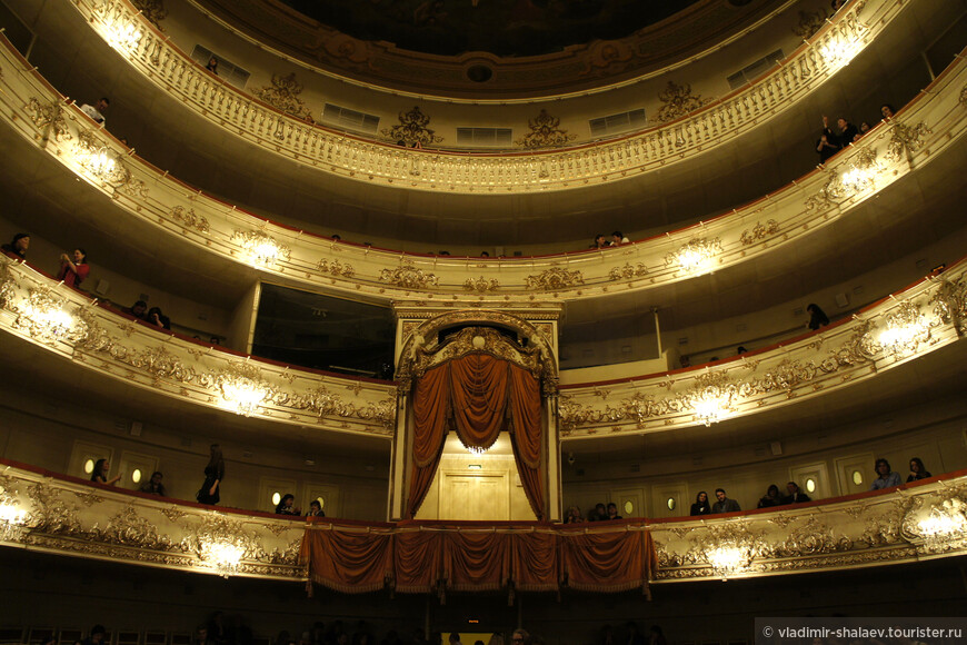 Царская ложа. В театр съезжался весь петербургский свет, включая императорскую семью.  