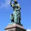 Латунная статуя Флоры Макдоналд, навечно замерла в ожидании на замковом холме