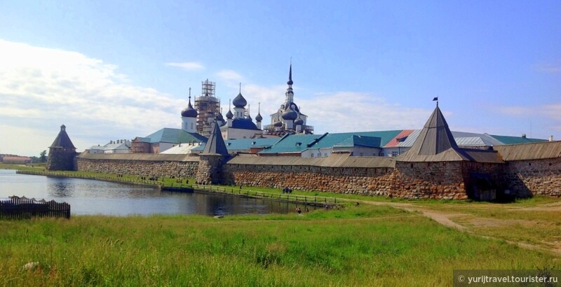 Вид на Соловецкий монастырь со стороны Святого озера