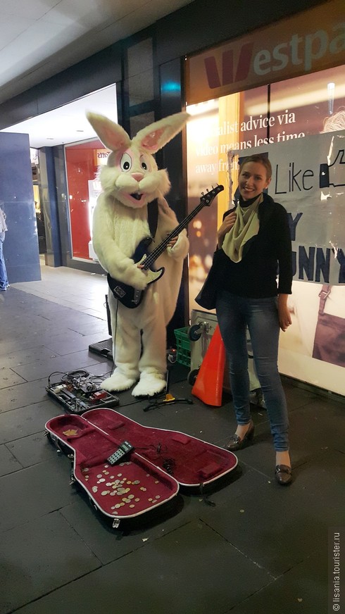 Вот этот кролик-рок-гитарист уже стал местной достопримечательностью