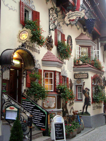 Kufsteiner Batzenhäusl ресторан (винный дом ) с аутентичной атмосферой основан более чем 500 лет назад вышедшим в отставку капитаном Schicketanz , который выделяется, прежде всего, своими картинами, приятными высказываниями и является памятником архитектуры