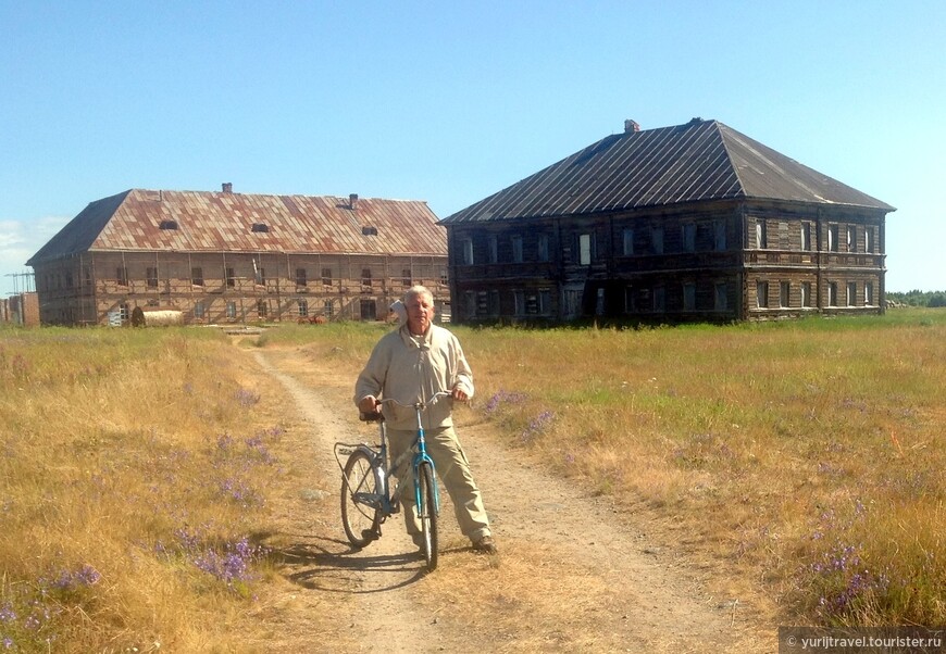 Сергиево-Радонежский скит (справа) и приют для паломников на острове Муксалма