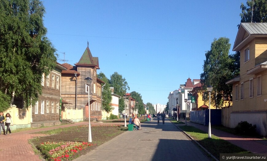 Архангельская улочка Чумбарова-Лучинского. Даже в полдень здесь длинные тени от солнца.