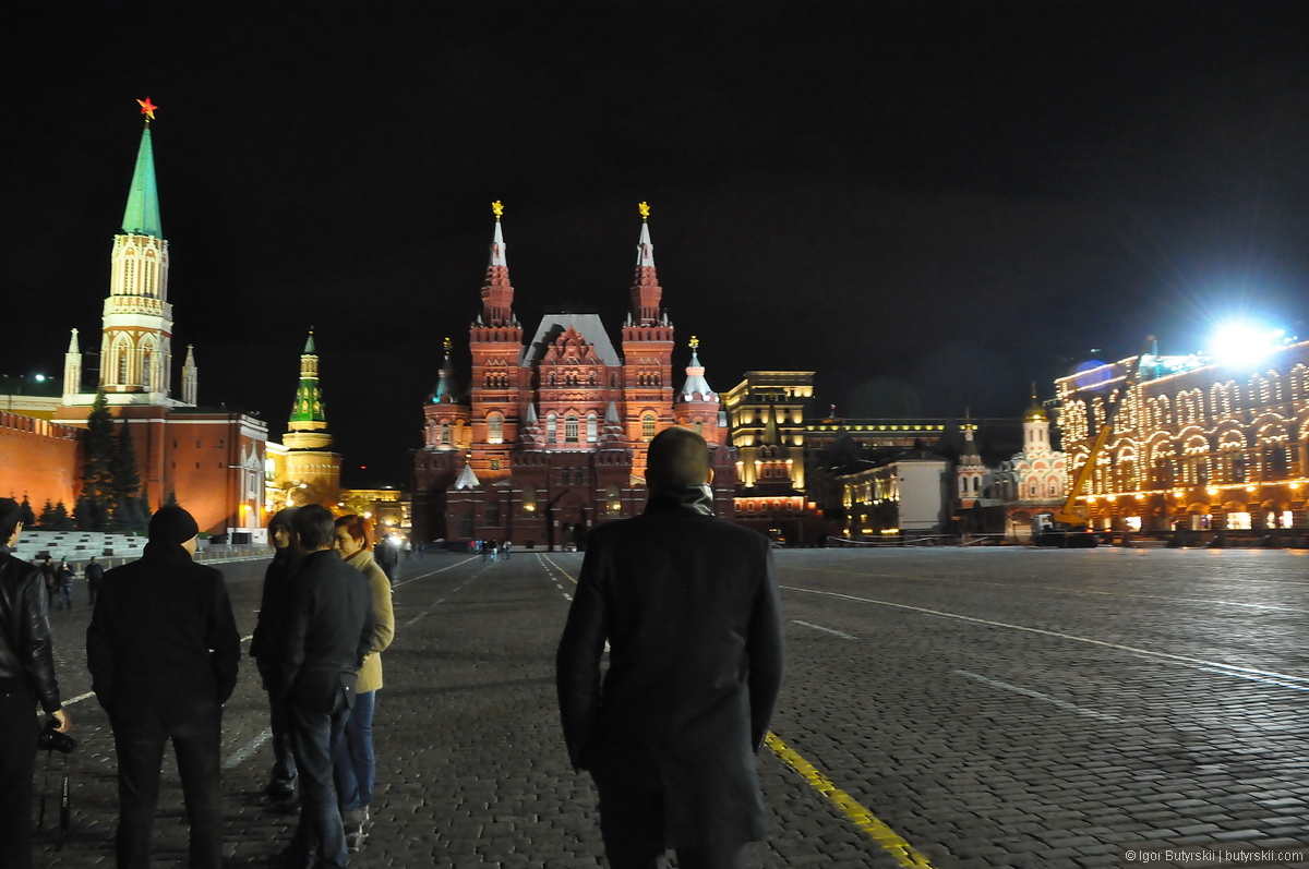 Когда будет вечер в москве. Кремль вечером. Ночная Москва сейчас. Кремль Москва сейчас. Москва люди.