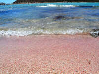 Розовый песок острова Крит.