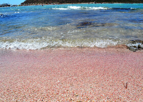 Розовый песок острова Крит.