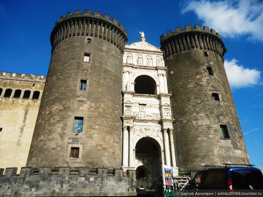 По трем средневековым замкам Неаполя.