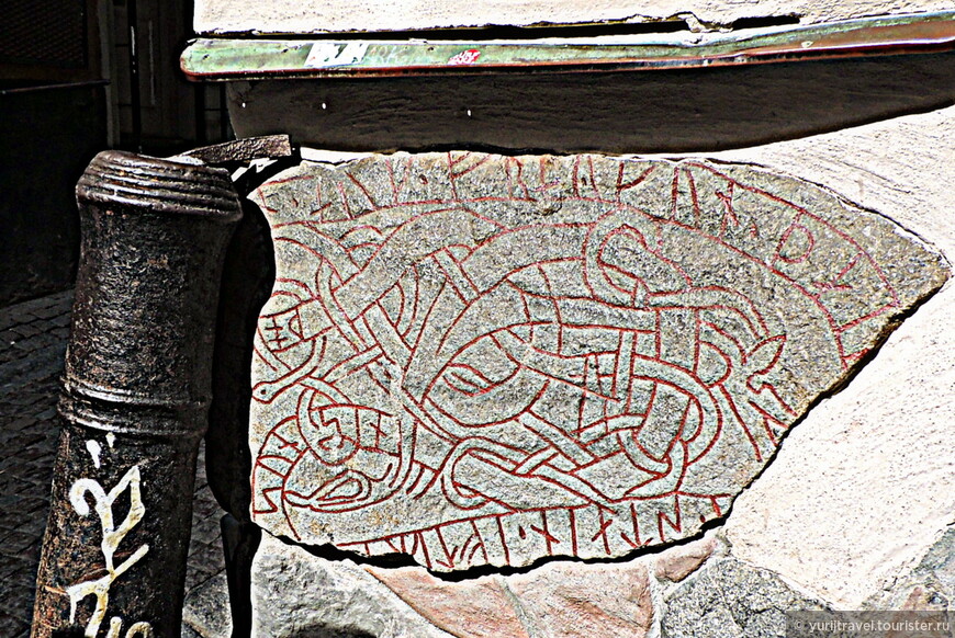 Таких камней с руническими надписями, сделанными еще древними викингами, очень много в кладке старых домов
