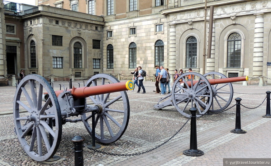 Старинные пушки на Королевской площади