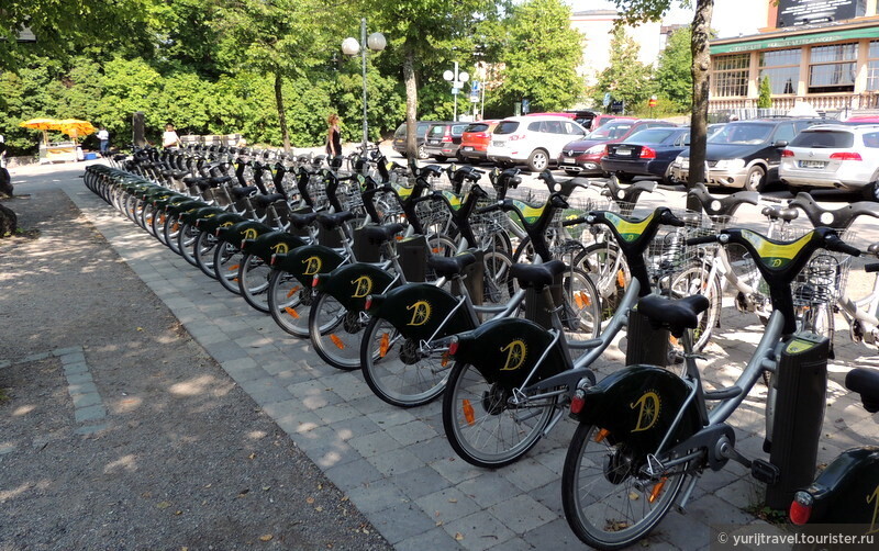 У входа в парк Скансен можно взять напрокат велосипед