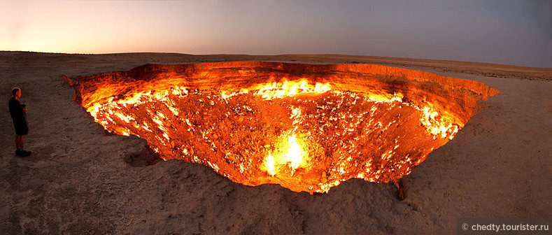 Горящий техногенный кратер в районе поселка Дарваза. Врата Ада. Фото из интернета.