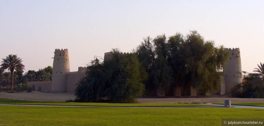 Вид на крепость со стороны парка.