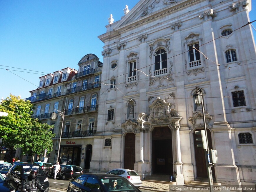 По историческому центру Лиссабона