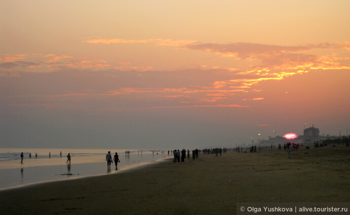 Закат на берегу Индийского океана в Пури...