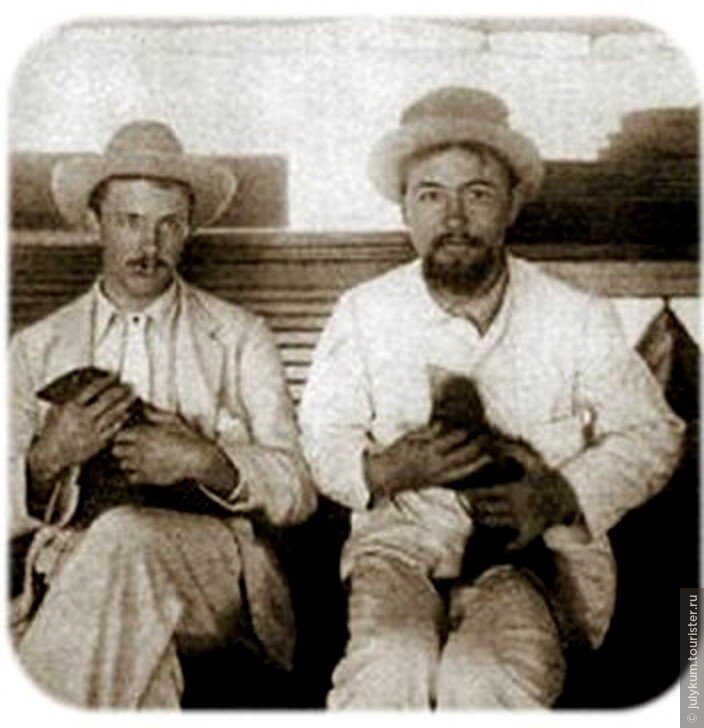 Чехов и его друг мичман Глинка с мангустами. Фото взято из интернета. 