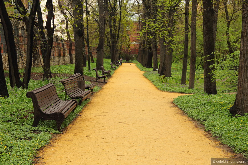 В парке можно посидеть и отдохнуть на скамеечках , вдыхая ароматы цветов