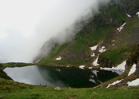  Schwarzsee ( 2105 m ) Черное озеро. Оправдывает свое название. Долго любовались отражениями. 