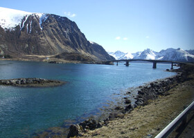 Дорога к Lofotr Vikingmuseum. Мост между островами Gimsoya и Vestvagoy.