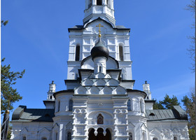 Церковь строилась по проекту архитектора Н. Н. Никонова. Многоглавый храм построен на возвышении в московско-суздальском-ярославском стиле XVI века. Стены снаружи оштукатурены и окрашены в один белый цвет. Высота колокольни с крестом 49 метров.