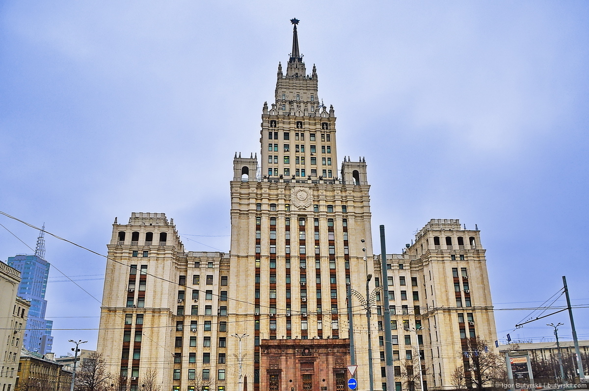 Высотка здание. Высотка красные ворота. Сталинские высотки в Москве красные ворота. Здание на площади красных ворот сталинская высотка. Дом у красных ворот в Москве высотка.