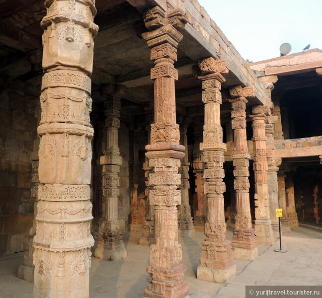 Все сооружения комплекса Кутуб Минар сделаны из остатков разрушенных и разобранных индийских храмов