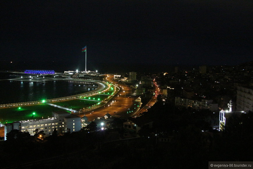 Вид на Проспект Нефтяников, Площадь государственного флага и Baku Crystal Hall в ночное время