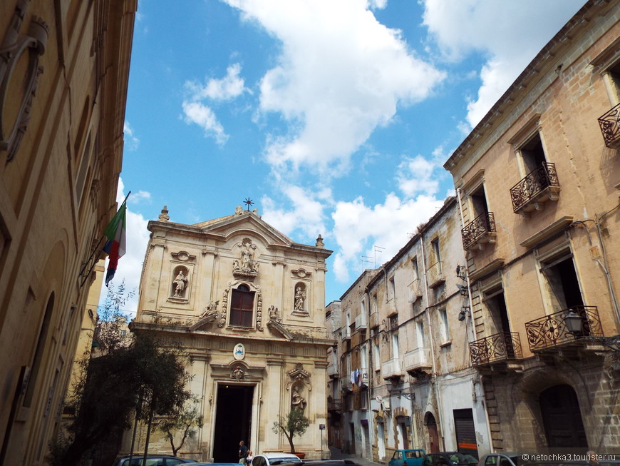 Собор святого Катальда (Cattedrale di San Cataldo) считается самым древним в Апулии.