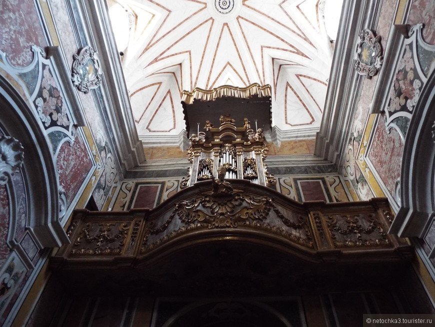 Собор святого Катальда (Cattedrale di San Cataldo) считается самым древним в Апулии.