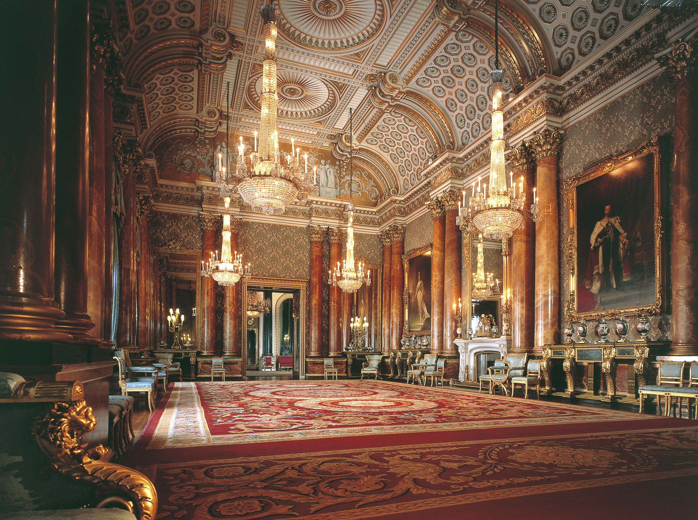 Inside room. Тронный зал Букингемского дворца. Букингемский дворец Дворцовый бальный зал. Букингемский дворец в Лондоне внутри. Букингемский дворец Лондон бальный зал.