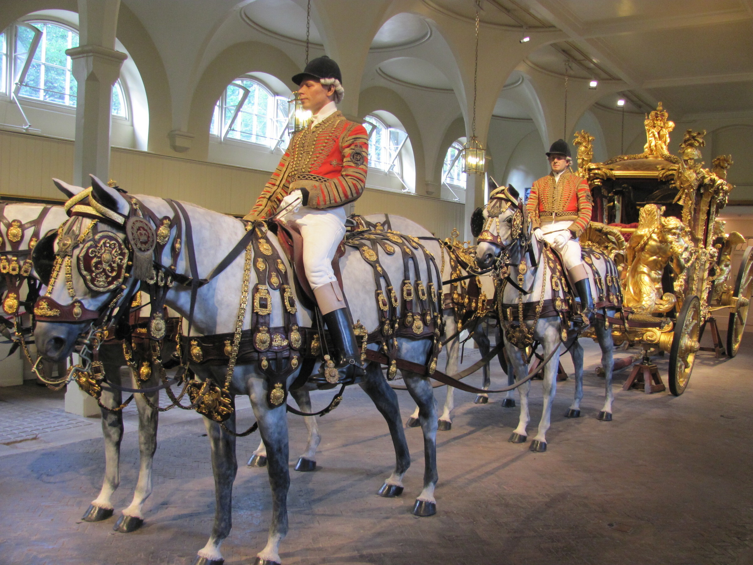 Королевские конюшни. Букингемский дворец Королевские конюшни. Букингемский дворец Каретный двор. Букингемский дворец карета с лошадьми.
