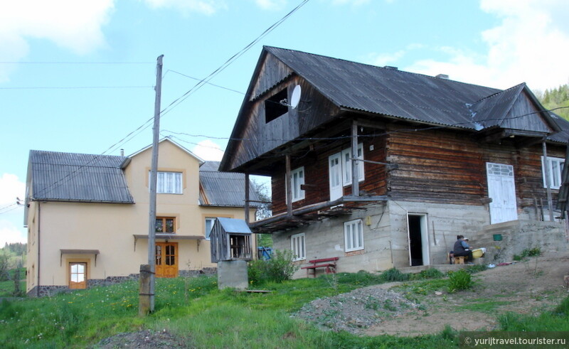 Новые дома постепенно вытесняют старые, сделанные еще за австрияков