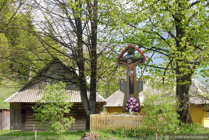 Местные жители очень набожны и у многих домов стоят такие кресты или небольшие часовенки.
