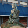 Статуя маленькой Русалки из сказки Ганс Христиана Андерсена является точной копией статуи в Копенгагене