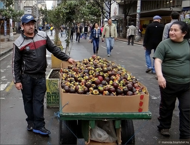 На одной из центральных улиц тоже можно встретить такие лотки с фруктами