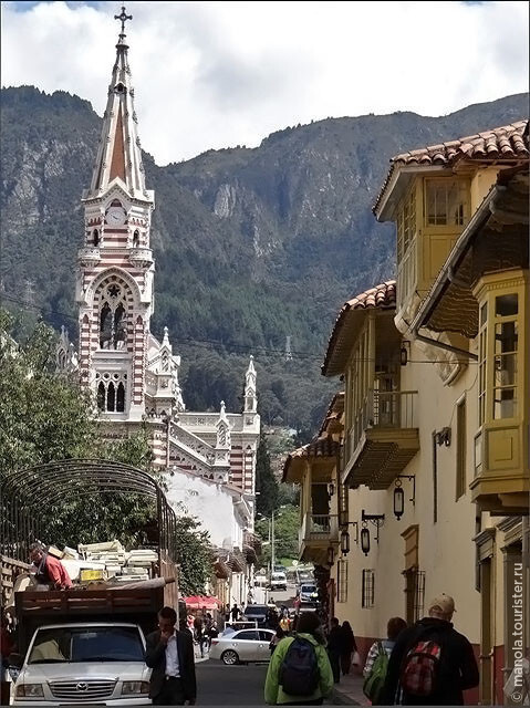 Больше остальных запомнился сравнительно молодой, полосатый Храм Богоматери Кармен-де-Богота, построенный в конце 20-х годов 20 века