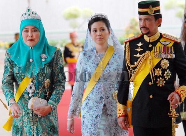 Султан с первой и третьей женами