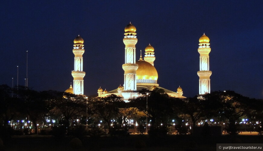 Мечеть Jame’Asr Hassanil Bolkiah mosque ночью 