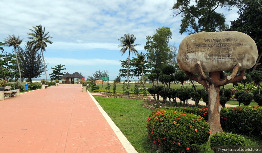 Парковая зона на пляже Pantai Muara