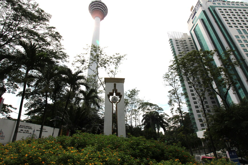 Путешествие по Малайзии и Сингапуру. День первый. Куала-Лумпур (ресторан 360 на телебашне, парки бабочек и птиц)