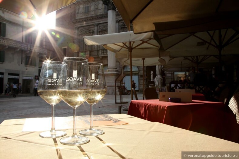 «Soave» – это исключительно белые вина, их вкус подчеркивает все богатство и редкость  почвы региона Соаве. 