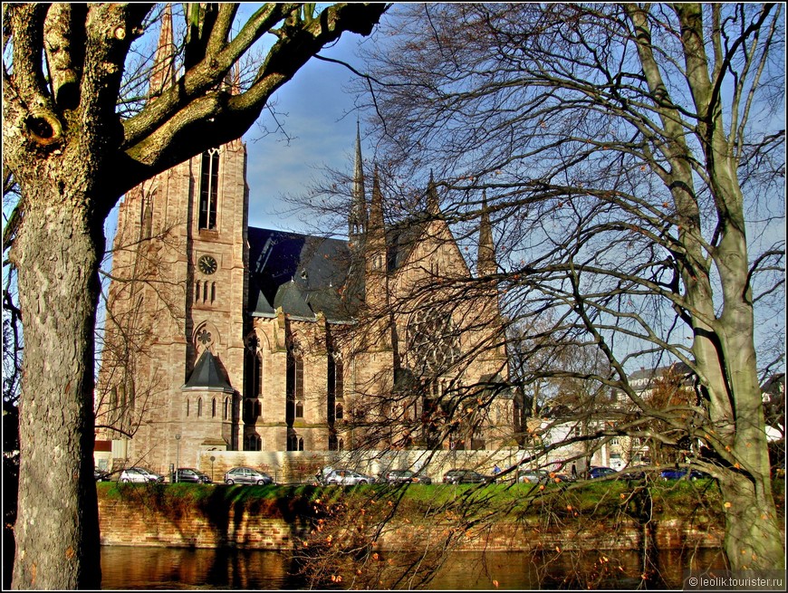 Церковь на небольшом островке в месте пересечения рек Иль и Ааре была построена в 1892-1897 гг. по образцу церкви св.Елизаветы в Марбурге, в рамках обширного градостроительного плана по благоустройству города.