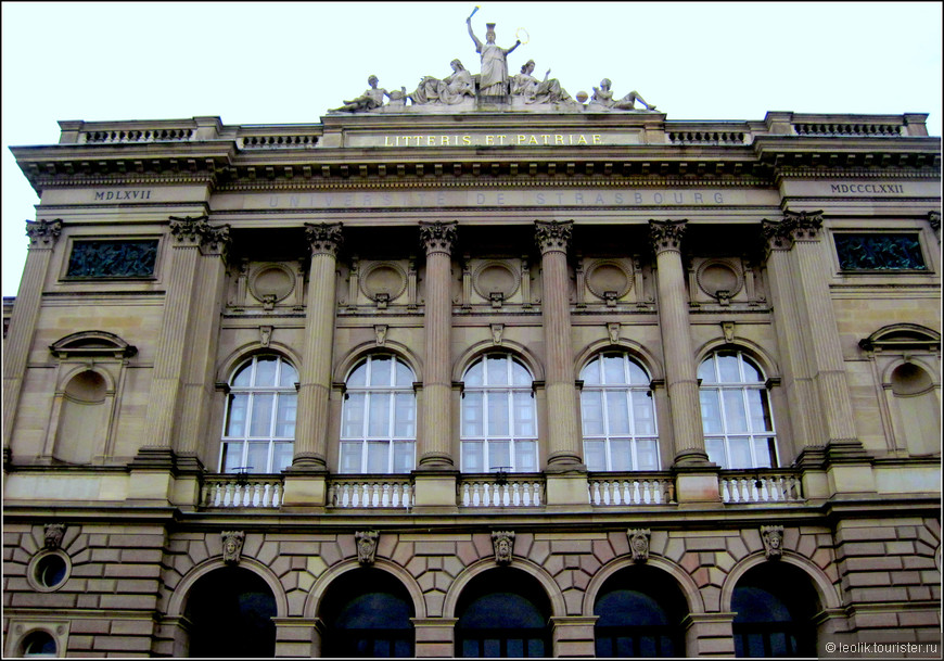 Великолепное неоренессансное зданием Университетского дворца построено в 1879-1884 году молодым архитектором Отто Вартом. В настоящее время в здании размещается несколько факультетов Страсбургского университета (исторический, теологический и др.).