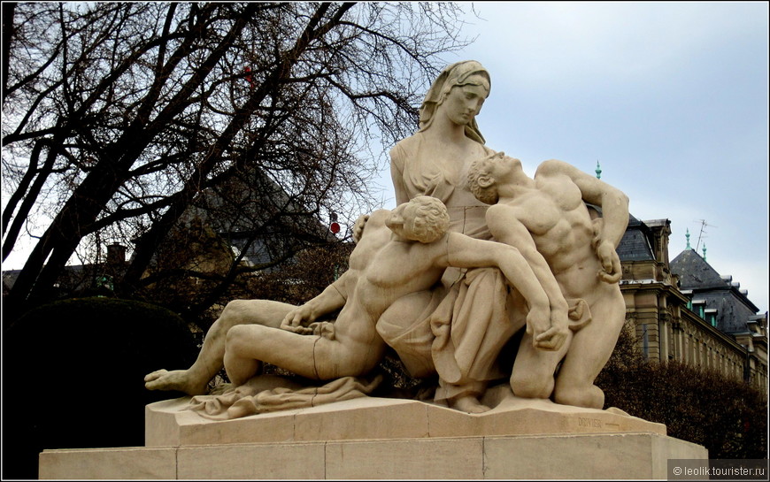 Автор памятника, выполненного, как считается, в стиле Огюста Родена, — французский скульптор и иллюстратор Леорн-Эрнест Дривье.