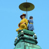 Фигура сидящего китайца на крыше фазаньего Дворца, над которым маленький негритенок держит зонт.
