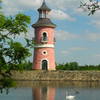 Идеальное место для прогулок на природе - пейзаж с маяком у искусственного озера возле фазаньего Дворца. 