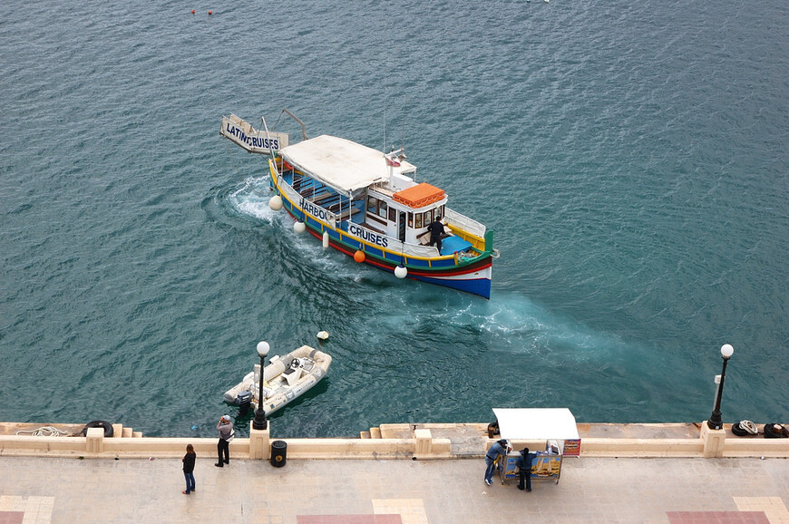 Каменный остров посреди Средиземного моря